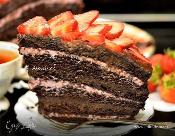 Мегашоколадный торт с ягодной начинкой и шоколадной глазурью