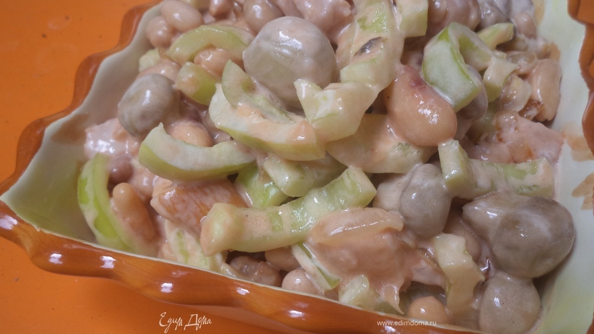 Салат из копчёной курицы, консервированной фасоли и маринованных шампиньонов