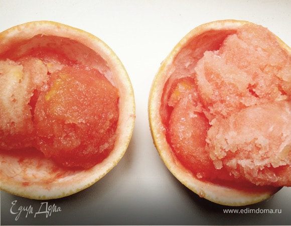 Сорбе из розового грейпфрута в грейпфрутовых чашечках Сорбе из розового грейпфрута в грейпфрутовых чашечках