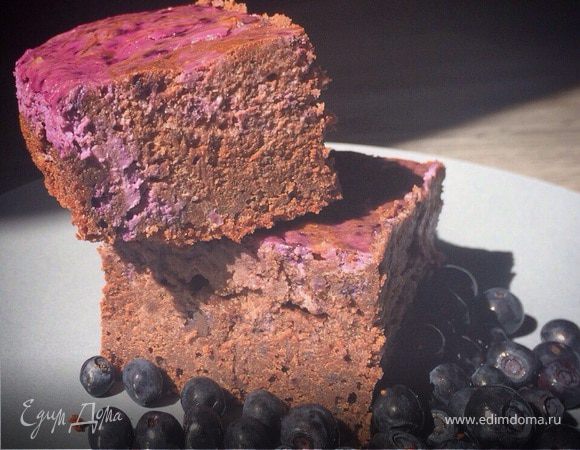 Очень шоколадный брауни со сливочно-черничный кремом