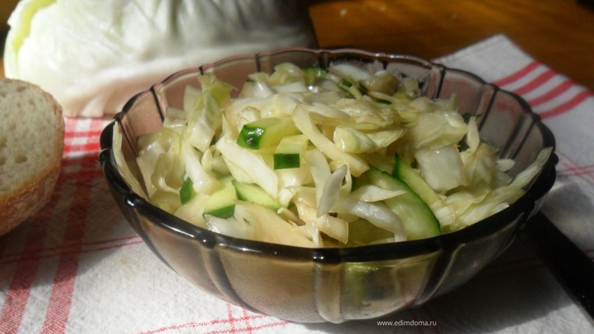 Салат из молодой капусты и огурца