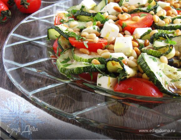 теплый салат с цукини, черри и кедровыми орешками теплый салат с цукини, черри и кедровыми орешками