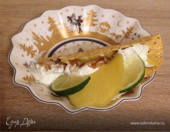 Кусочки курицы в индийской лепешке с манго и лаймовой заправкой