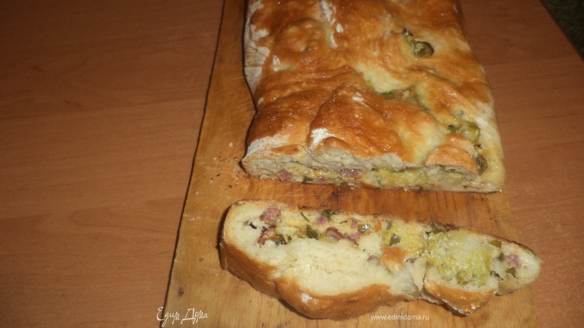 Пироги из дрожжевого теста с брокколи, сыром и колбасой