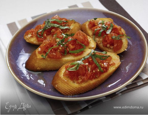 Брускетта с помидорами и базиликом