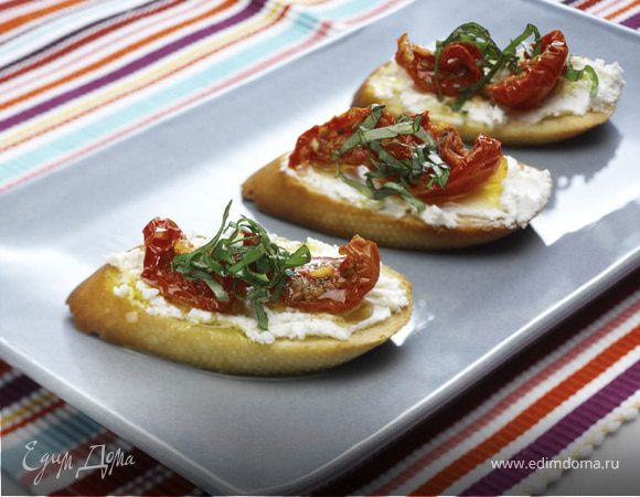 Брускетта с вялеными помидорами и козьим сыром