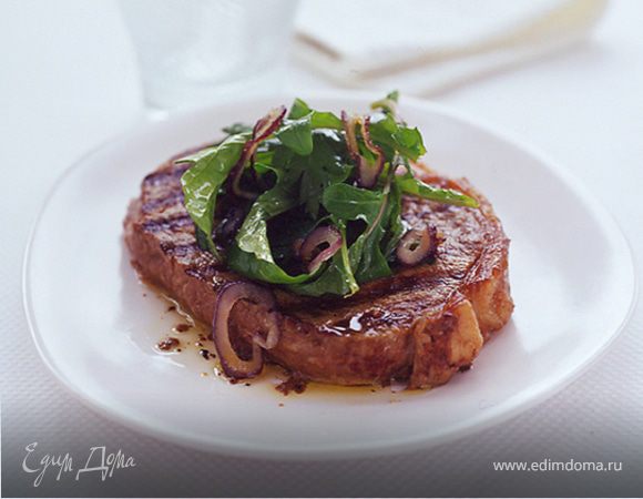 Обожженный стейк с рукколой