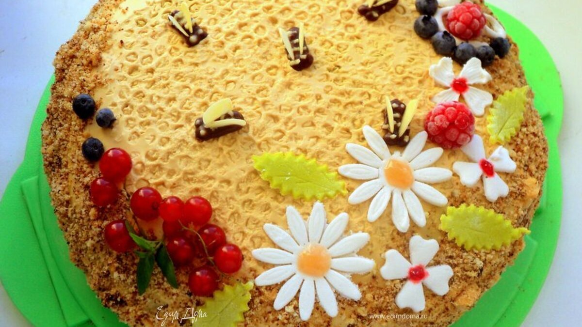 Медовик с малиной «Пчелки на лугу»