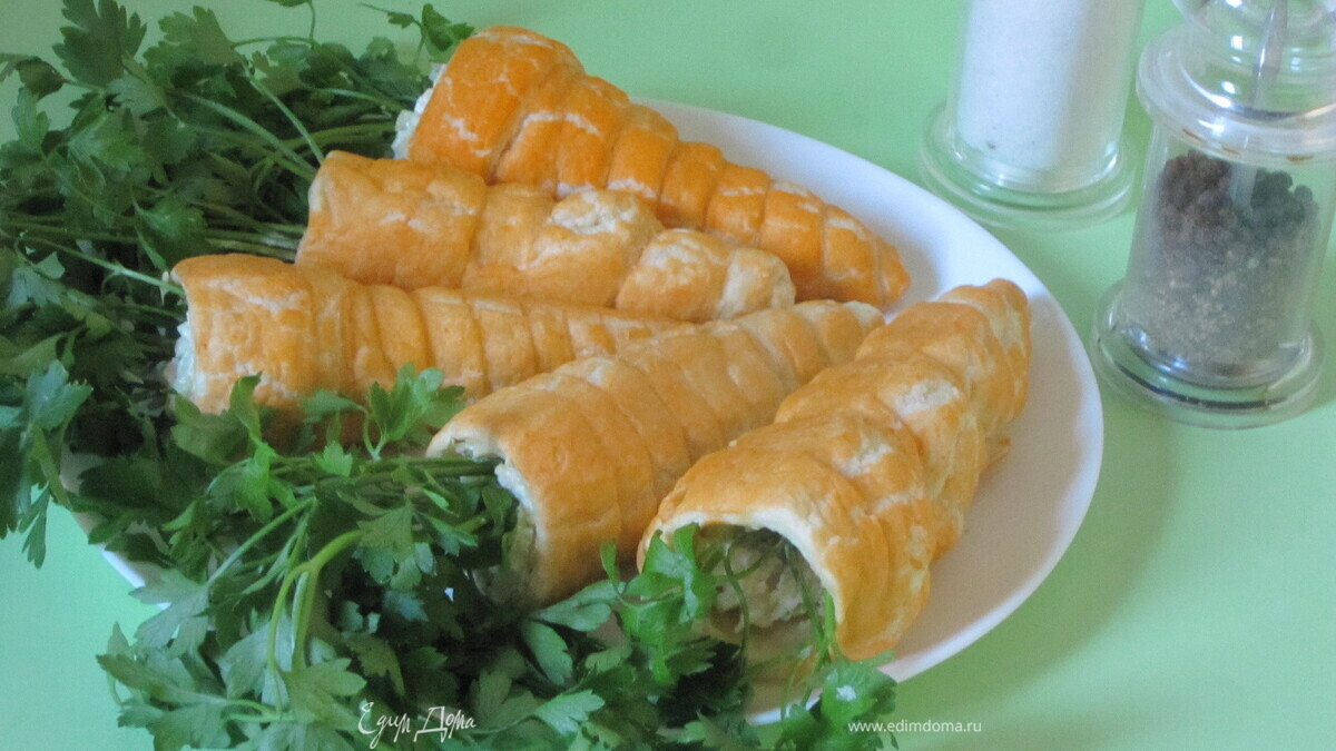 "морковки" из слоеного теста с салатом