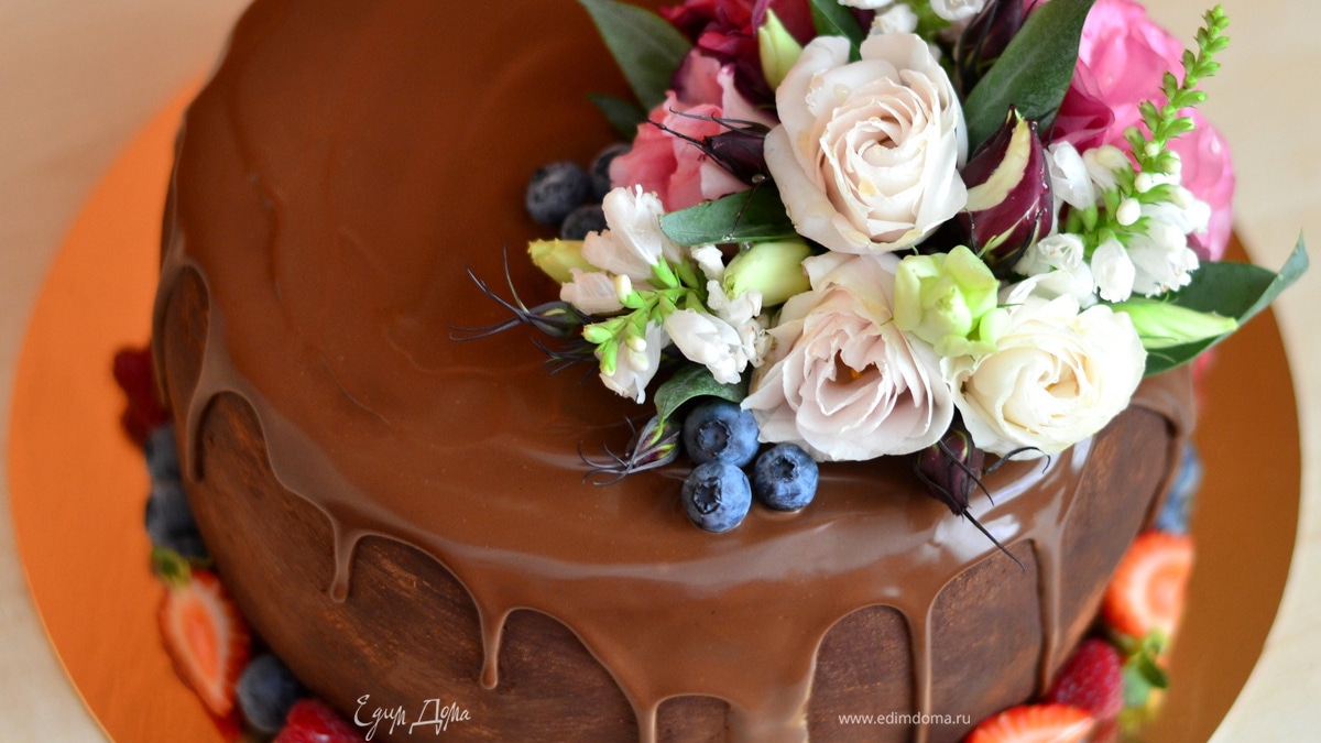 Торт шоколадно-сливочный "Цветочная феерия"