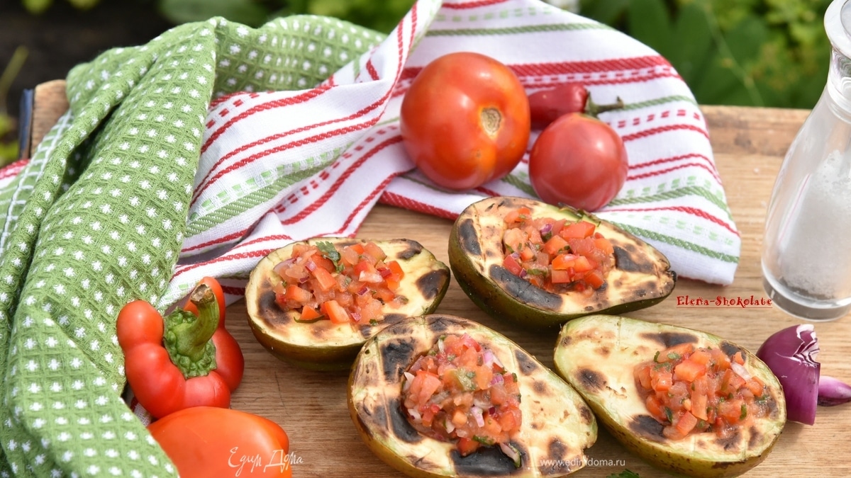 Авокадо-гриль с томатной сальсой