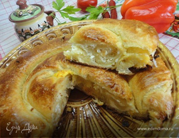 Слоеный пирог с брынзой