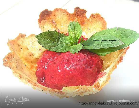 Хрустящие корзиночки с малиновым сорбетом