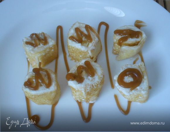 Блинчики с бананом и творогом украшенные карамельной глазурью