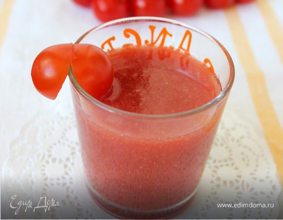 Томатно-вишневый гаспачо в стаканах Томатно-вишневый гаспачо в стаканах