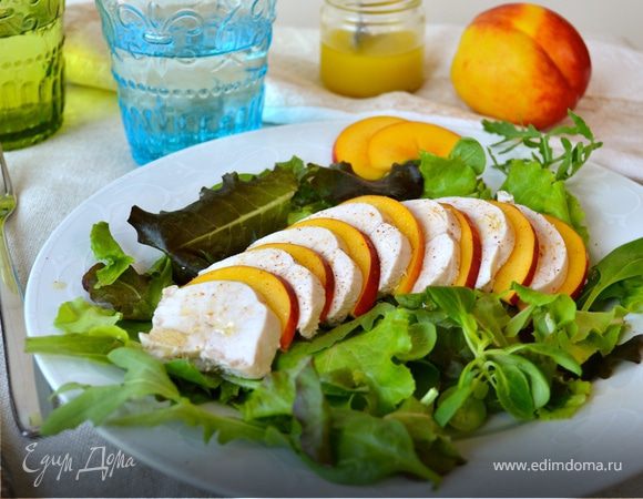 Летний салат с куриной грудкой и нектаринами Летний салат с куриной грудкой и нектаринами