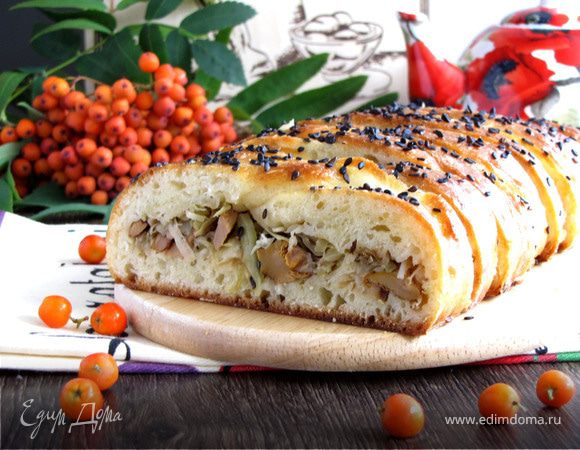 Летний пирог с лисичками и капустой