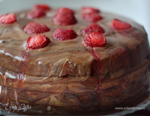 Высокий бисквитный торт с клубникой и "мраморной" глазурью