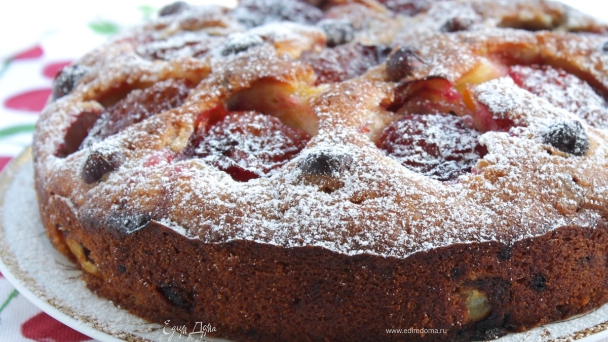 Сливовый пирог с орехами и шоколадом