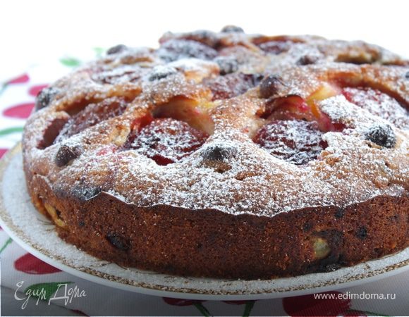 Сливовый пирог с орехами и шоколадом