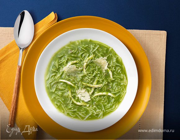 Куриный суп со шпинатом и чипсами из пармезана 