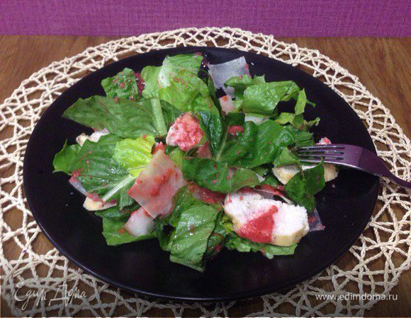 Легкий салат с дыней, куриной грудкой гриль и клубничной заправкой
