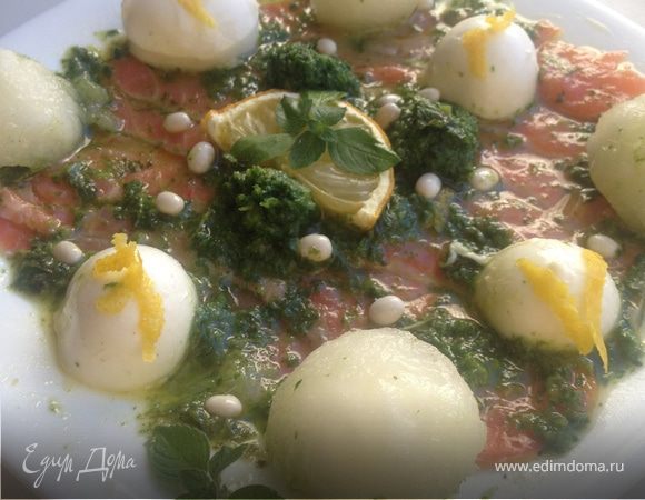 Карпаччо из форели с дыней, моцареллой и мятным песто