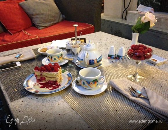 Банановый торт с освежающим мятным кремом и малиной