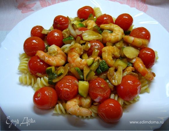Паста с креветками, кабачками и помидорами черри Паста с креветками, кабачками и помидорами черри