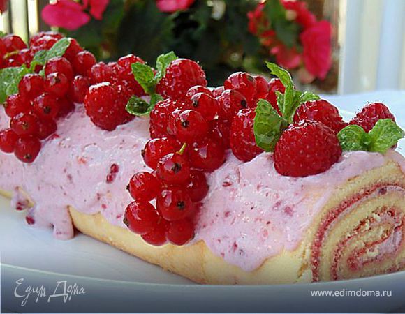 Нежный рулет с брусничным кремом и маршмеллоу Нежный рулет с брусничным кремом и маршмеллоу