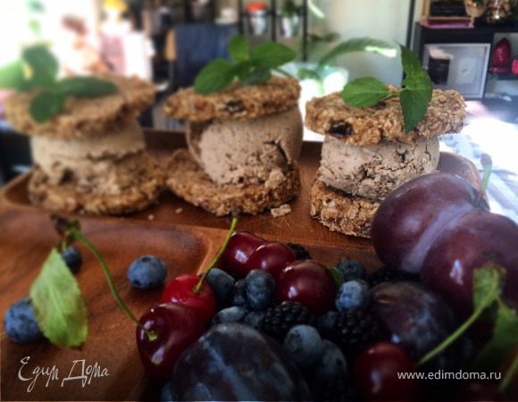 Имбирные сэндвичи с кокосово-чайным мороженным Имбирные сэндвичи с кокосово-чайным мороженным