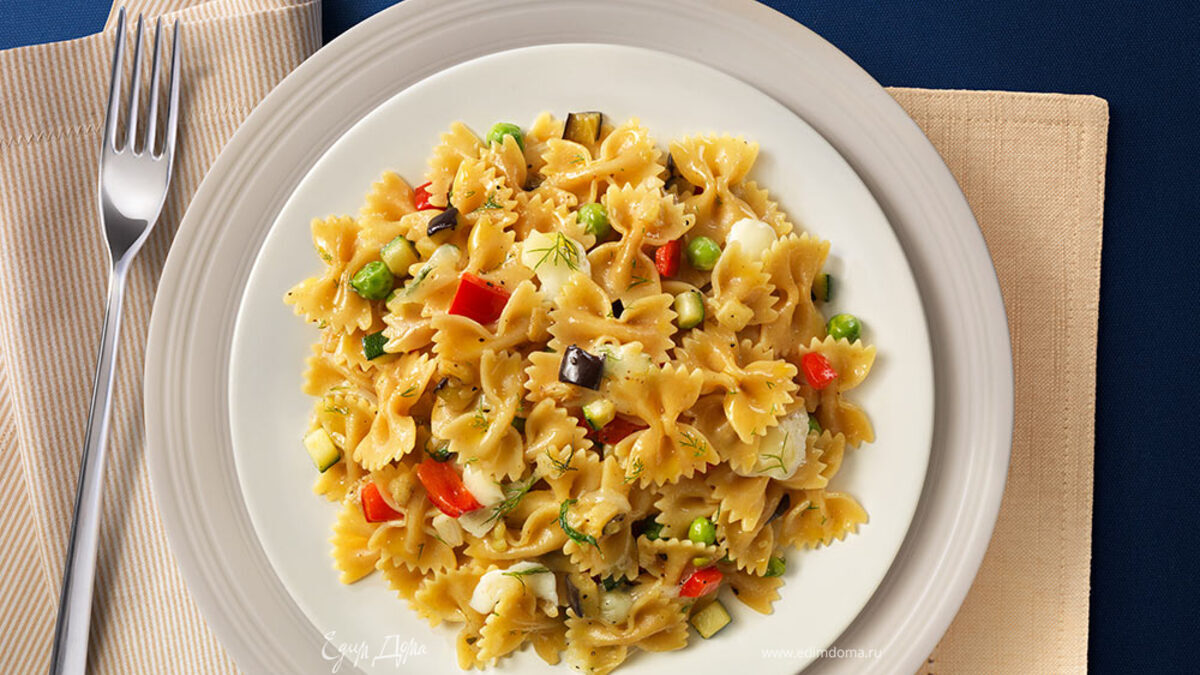 Фарфалле с овощами и сыром
