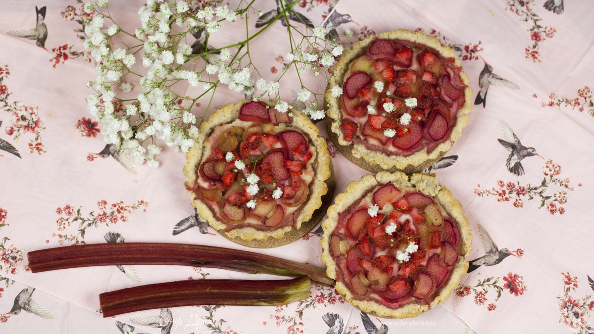 Овсяные тарталетки с клубникой и ревенем