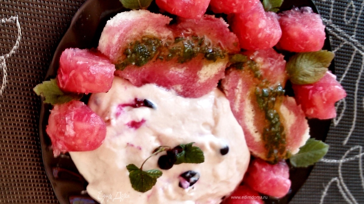 Пюре-мороженое с желе из хрена и яблок под медово-мятным соусом