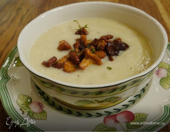 Суп из сельдерея с каштанами и лисичками  