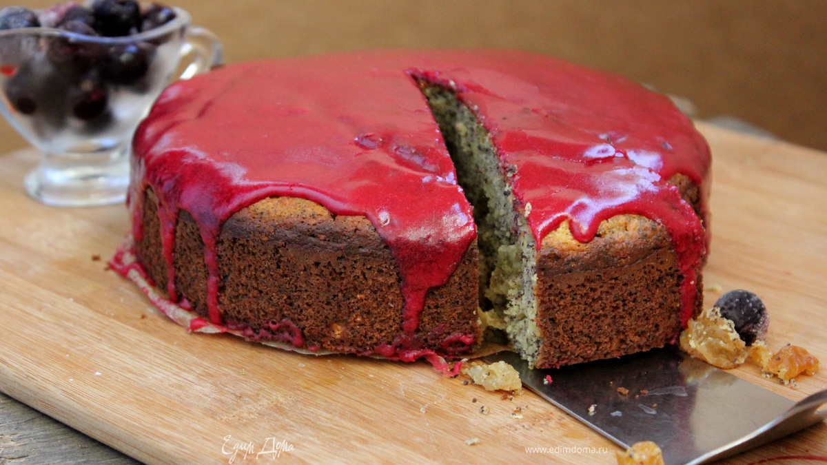 Пирог нутовый с помадкой из черной смородины