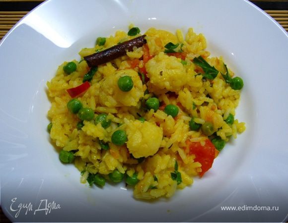 Пряный рис с цветной капустой, зеленым горошком и помидорами