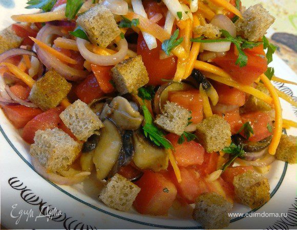 Салат из сезонных овощей с сухариками