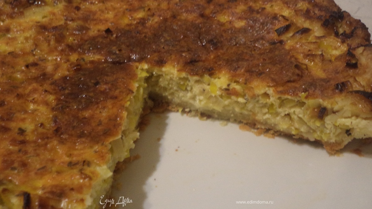 Луковый пирог с сыром и вином