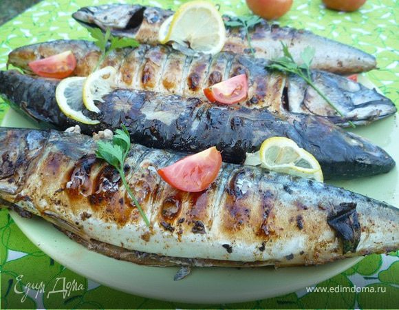 Скумбрия на гриле по-домашнему с базиликом и лимоном