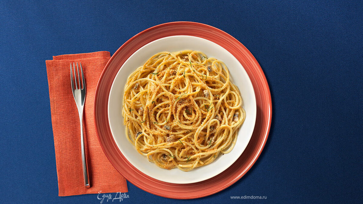 Спагетти с анчоусами и хлебными крошками