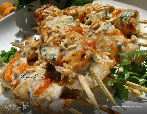 Шашлычки из курицы с абрикосами в арахисово-кокосовом маринаде Шашлычки из курицы с абрикосами в арахисово-кокосовом маринаде