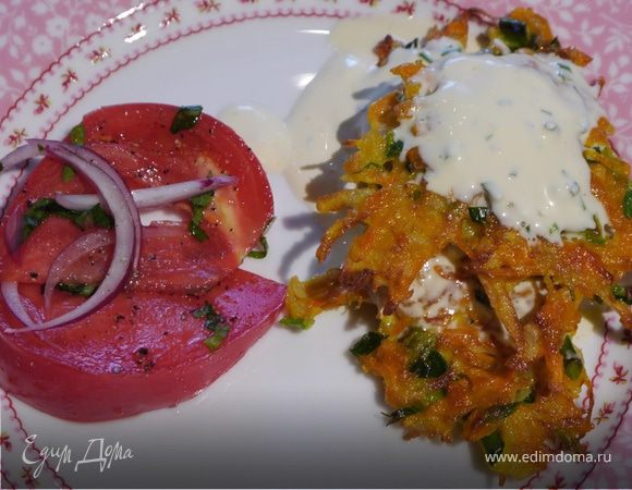 Хрустящие драники с помидорами и маринованным луком 