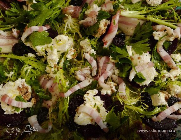 Свежий салат с козьим сыром, свеклой и изюмом Свежий салат с козьим сыром, свеклой и изюмом