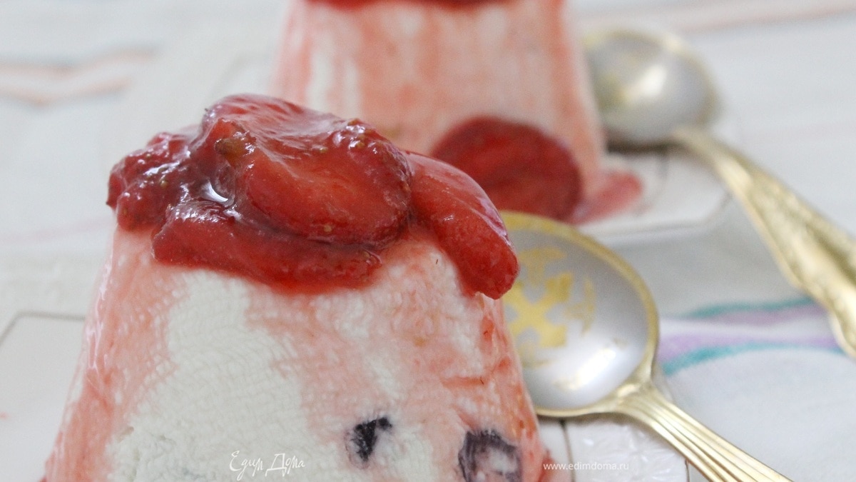 Творожный десерт с клубничным соусом