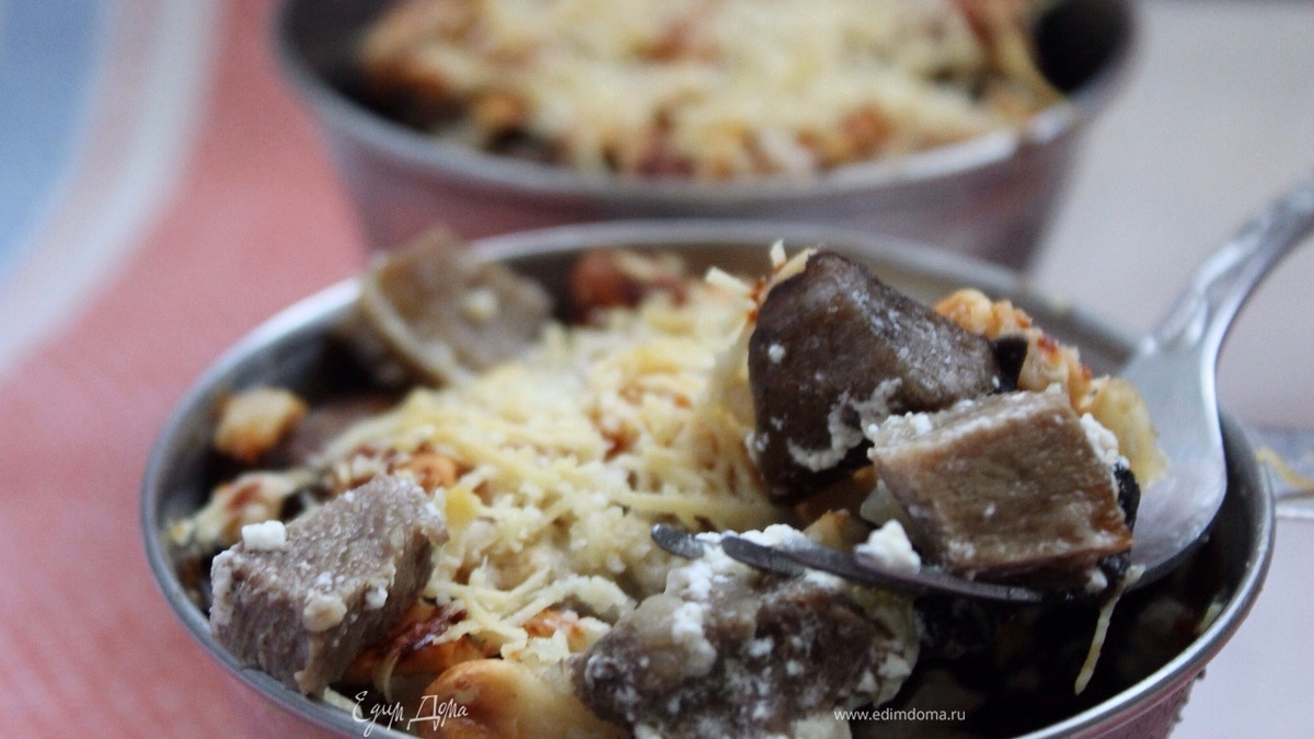 Говяжий язык с белыми грибами в сметанно-ореховом соусе