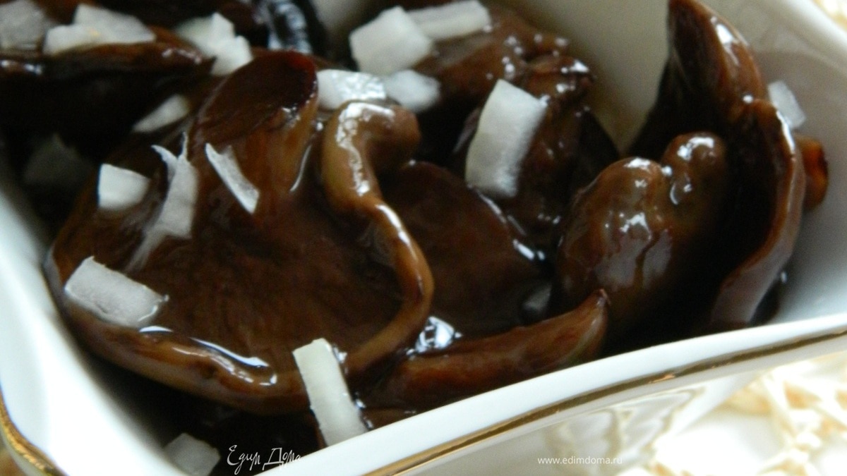 Грибы маринованные