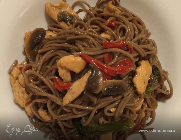 Гречневая лапша с курицей и овощами