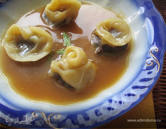 Шоколадные пельмени в соусе из манго
