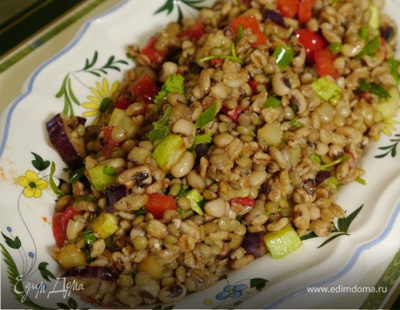 Салат с чечевицей, полбой и овощами